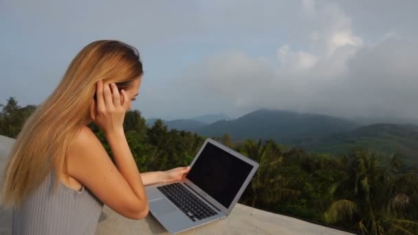Dziewczyna Przewodnik zwolnionym tempie za pomocą laptopa, sprawdzanie informacji o — Wideo stockowe