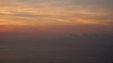 Ağır çekim Genç kadın akşam seaside adlı klibinde vuracak.