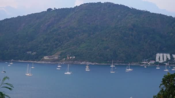 Yachts à mouvement lent sur les vagues de mer . — Video