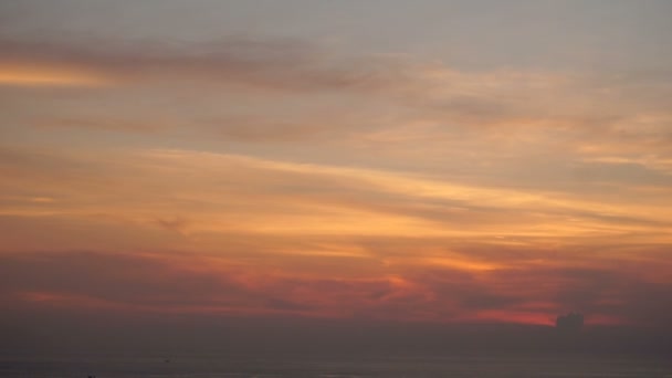 Повільний блогер подорожей робить фотографії заходу сонця на морському пляжі — стокове відео