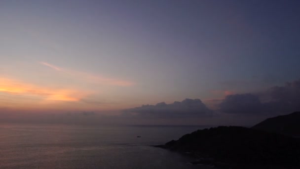 Ralenti jeune homme local marchant au bord de la mer dans la soirée . — Video