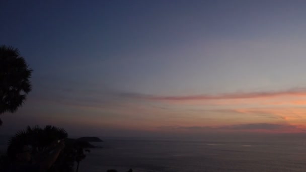 Urlopowicze zwolnionym tempie fotografowania zachodu słońca na smartfony. — Wideo stockowe