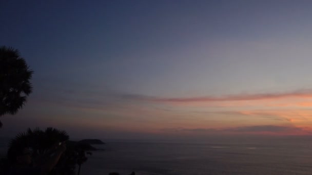 Slow motion vakantiegangers schieten zonsondergang op smartphones. — Stockvideo