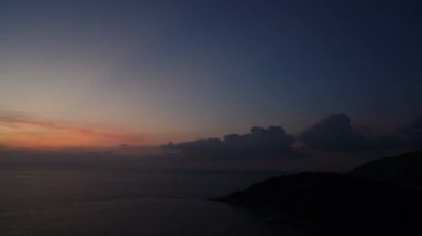 Ağır çekim coğrafyacı üzerinde akşam gökyüzünde bulutlar bakarak