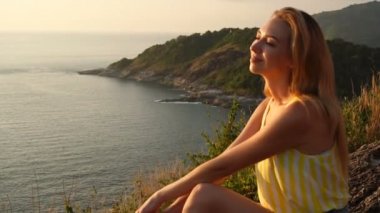 Ağır çekim kız denizde yüzme erkek arıyorum.