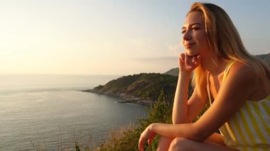 Ağır çekim iş kadını deniz, geleceği ile ilgili hayal.