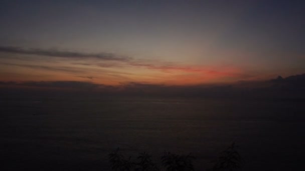 Медленный квадрокоптер поднимается в вечернее небо на берегу моря — стоковое видео