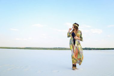 Yeşil plaj elbise ve siyah mayo duruyorum giyen şık kız