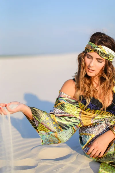 Kum dokunmaktan ve siyah mayo ve yeşil beach r giyen kadın