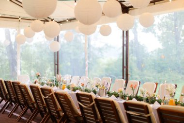 Uzun dekore edilmiş ve tablo için ziyafet restoranda servis.