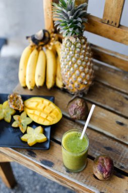 Kivi taze meyve suyu cam muz, carambola mango ve çam-elma ile yakın.