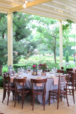 Tablo dışında kafede servis.