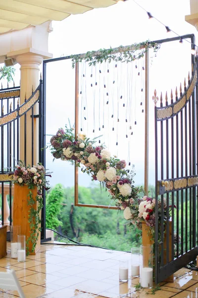 Arco de flores para boda en el restaurante . — Foto de Stock