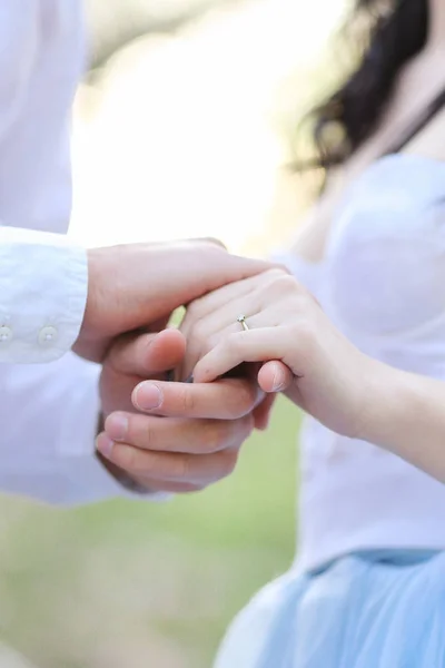 Menutup tangan laki-laki dan perempuan saling berpegangan . — Stok Foto