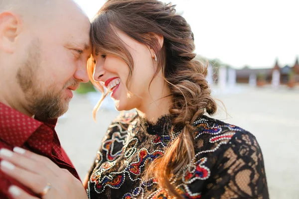 Casal careca vestindo camisa vermelha e abraçando a esposa . — Fotografia de Stock