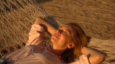 Ağır çekim modeli erkek hamak mola sırasında üzerinde rahatlatıcı