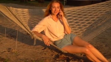 Ağır çekim Gelin Smartphone'da arkadaşıyla tatil sırasında konuşuyor..