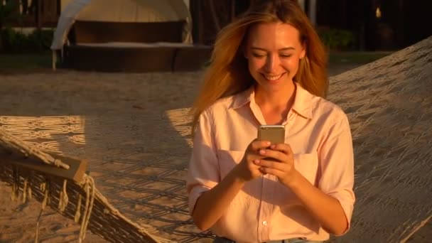 Hr-Managerin schaut sich im Urlaub Videos auf dem Smartphone an. — Stockvideo