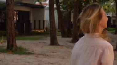 Plaj yürümeyi ağır çekim kız arayan Erkek.