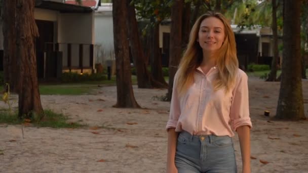 Повільна стрілянина актриси в рекламі літнього одягу — стокове відео