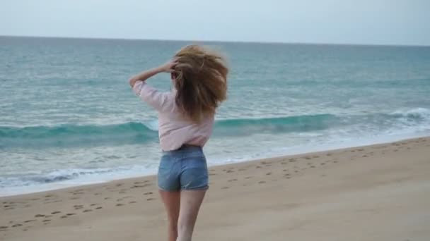 Slow motion psychologue fille en vacances au bord de la mer premier jour . — Video