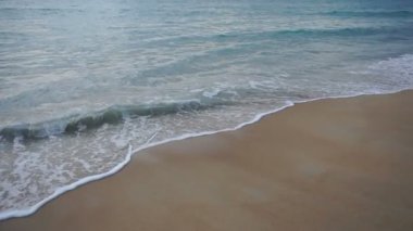 Akşamları denizde yüzecek ağır çekim beldedir.