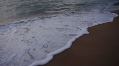 Ağır çekim tayyare bırakın otel akşam deniz tadını çıkarmak için.