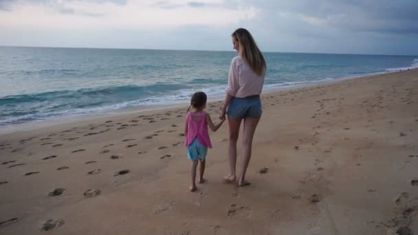 Lento movimento mãe e filhinha regozijando-se na chegada à beira-mar — Vídeo de Stock