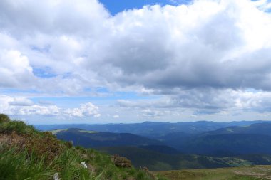 Şaşırtıcı Karpat Dağları ve arka planda bulutlar.