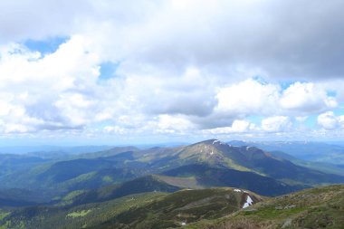 Şaşırtıcı Alp Dağları ve arka planda bulutlar.