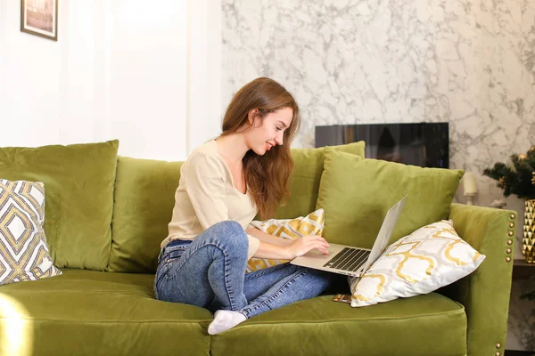 kitap bilet için dizüstü banka kartı kullanarak gazeteci erkek.