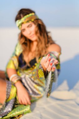 Genç kız tutma kuma el ve giyen yeşil plaj elbise ve