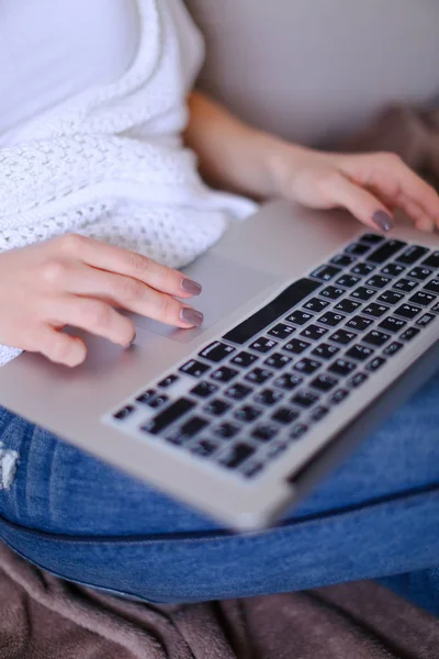 Fechar as mãos femininas digitando no teclado do laptop . — Fotografia de Stock