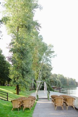 Huş gelin kemer ve sandalyeler Park.