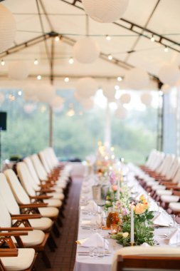 Uzun dekore edilmiş ve tablo ziyafet için servis.