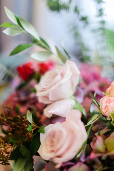 Close-up van rozen in een boeket. — Stockfoto
