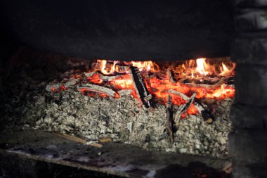 Kül ve ateş içinde şömine.