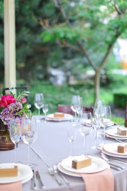 Portre restoran kafede masada açık havada servis.