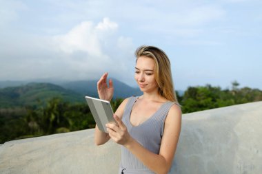 Tablet Dağları arka planda kullanan genç beyaz kadın.