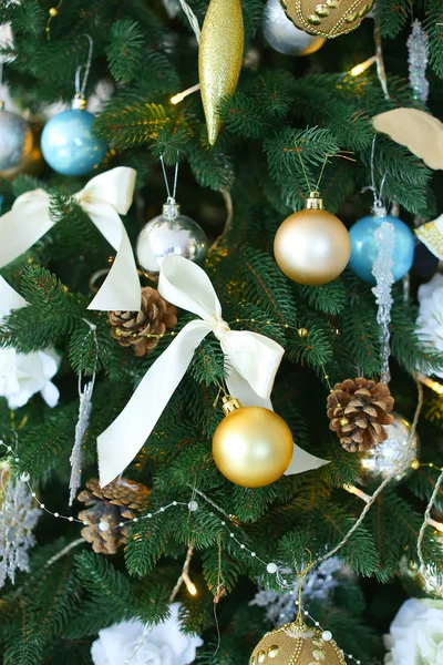 Close-up van gedecoreerde kerstboom met gele slingers. — Stockfoto