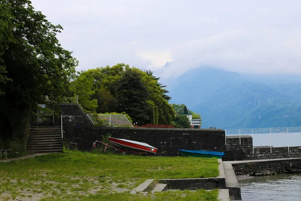 Località meridionale con barche, lago di Como e Alpi sullo sfondo . — Foto Stock