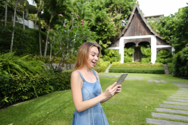 Joven Persona Femenina Usando Teléfono Inteligente Pie Con Casa Del — Foto de Stock