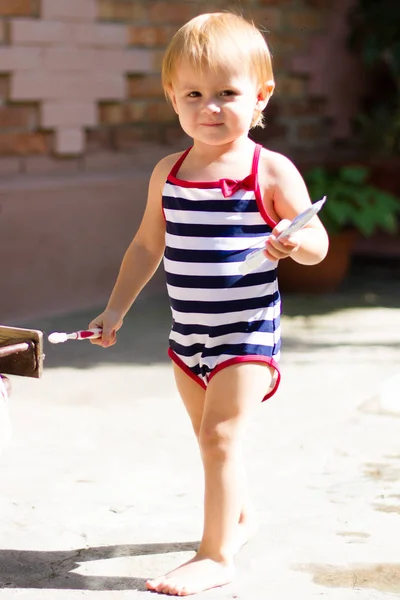 Rubia niña pequeña mujer de pie fuera . — Foto de Stock