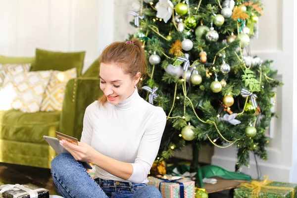 Pintora chica usando smartphone para desear feliz año nuevo a los amigos . — Foto de Stock