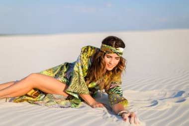 Whit üzerinde yalan Siyah mayo ile yeşil plaj elbise giyen kadın