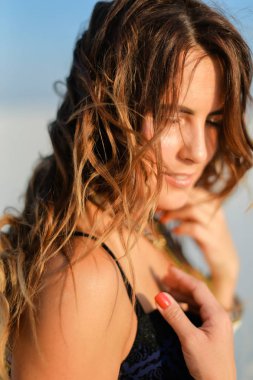 Mayo giyen güzel kadın yüzünü kapatmak.