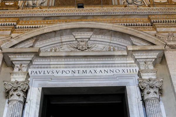 Zbliżenie łuk i kolumny saint Peter bazyliki w Rzymie. — Zdjęcie stockowe