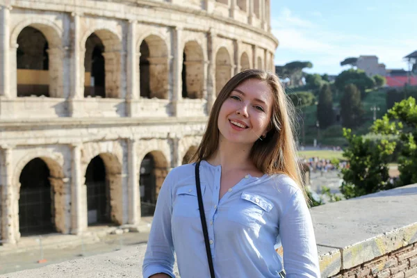 Roma, İtalya, Colosseum civarındaki duran genç kadın turist.