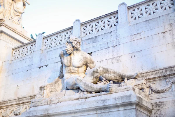 Alte skulptur auf gebäude in rom, italien. — Stockfoto