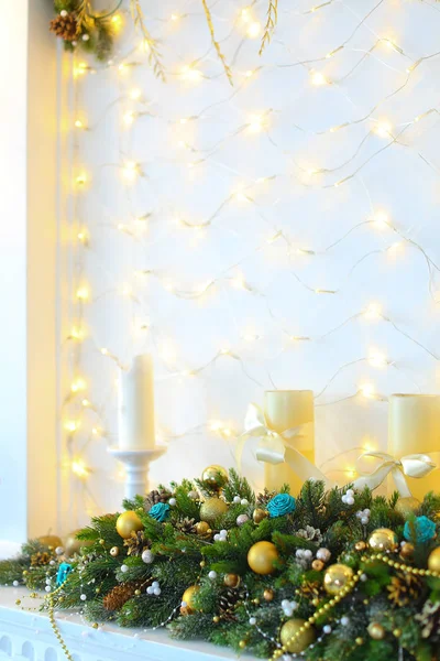 Cerca de ramas de abeto decoradas y guirnaldas brillantes amarillas . — Foto de Stock